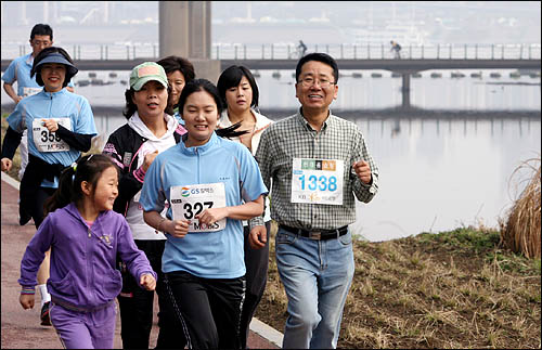 지난해 4월 2007 오마이뉴스 마라톤대회 참가자들이 잠실 탄천을 따라 힘차게 달리고 있다.